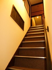 ２階への階段です