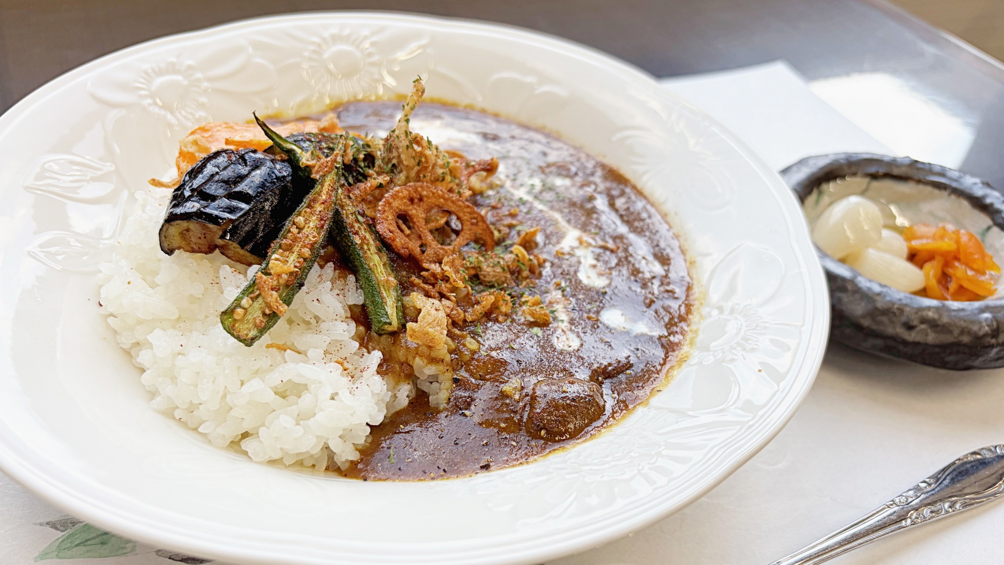 水曜日はカレーの日！揚げ物・刺身・サラダ・御味噌汁が付きます。