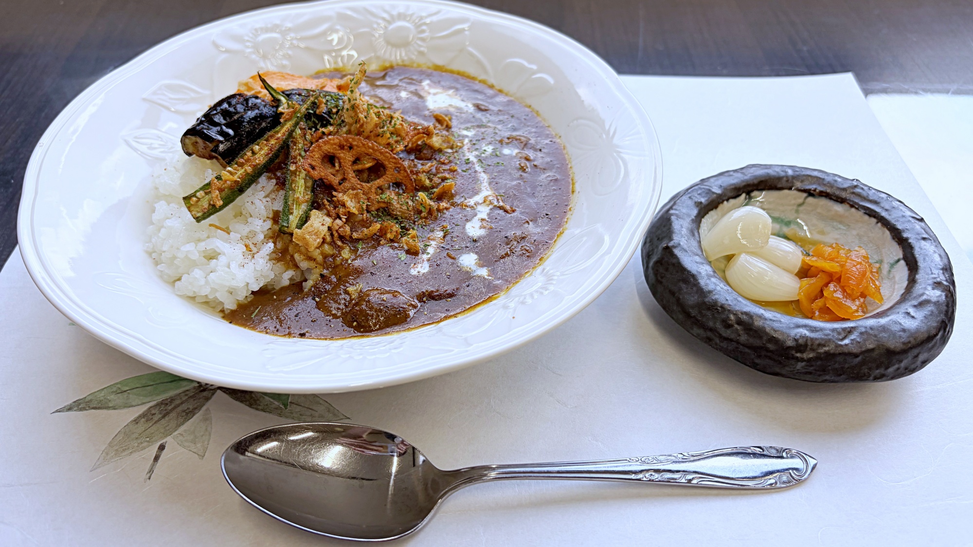 水曜日はカレーの日！揚げ物・刺身・サラダ・御味噌汁が付きます。