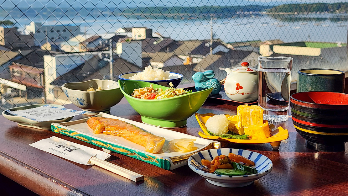 ■【朝食】眺望抜群のレストランでいただく佐渡の朝ご飯！観光や一人旅・出張の方にも大好評♪