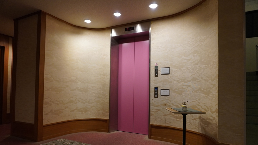 【館内】エレベーター利用可能です。コロナウイルス対策のため人数制限あり。