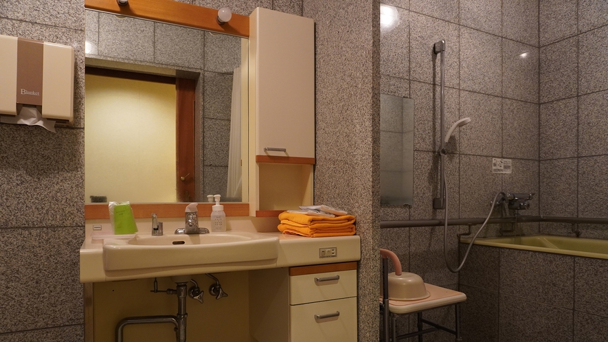 【和洋室】バリアフリー設計のバス・トイレです。