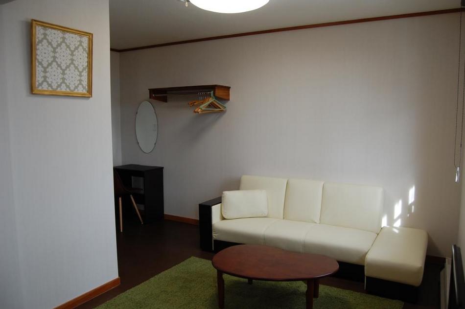 ソファ、ドッレサーもありお部屋は広めです。ゆっくりお寛ぎいただけます。