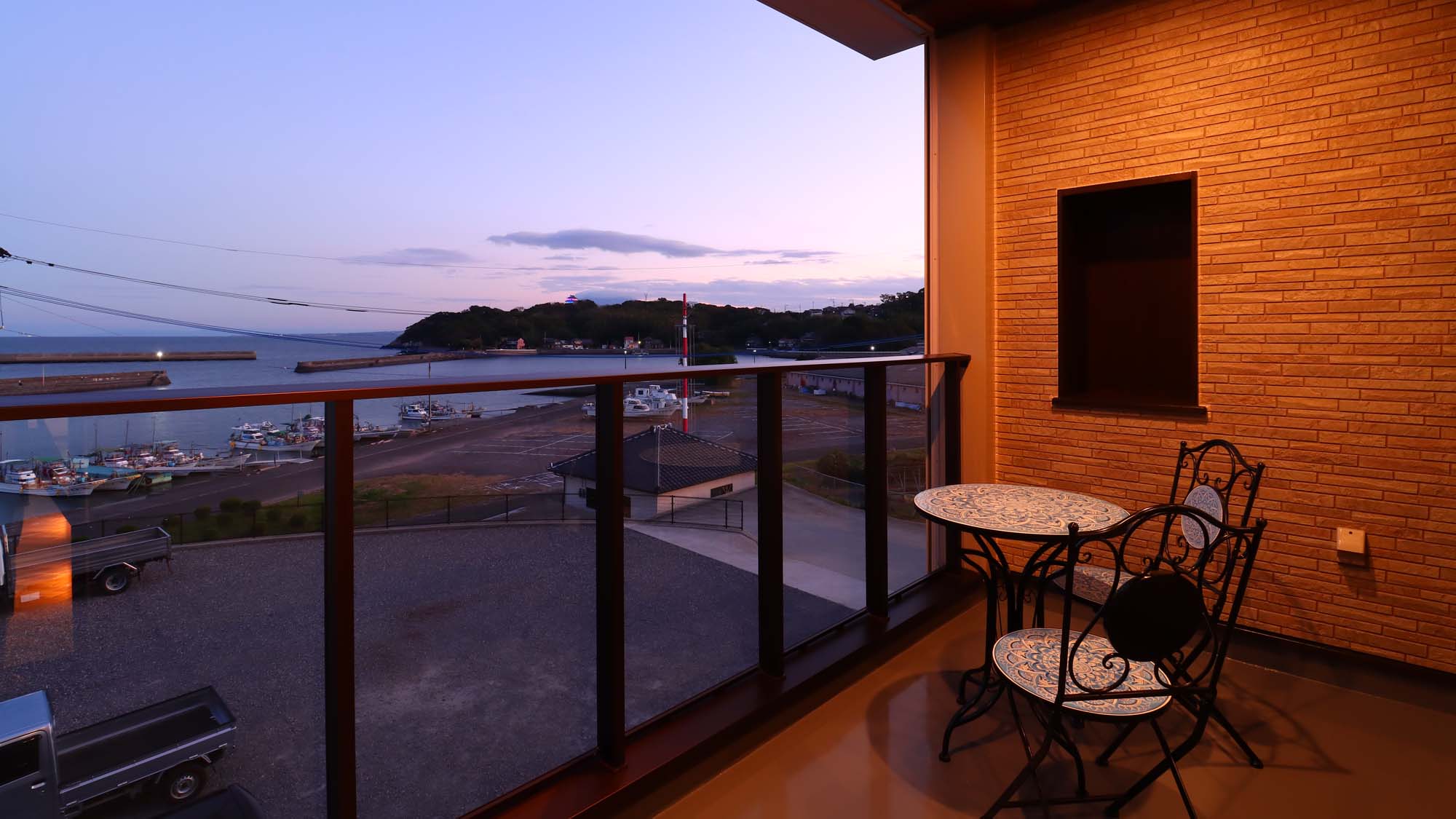 【朝日】お天気の良い日には、特別室からゆっくりと夕景をご覧いただけます。
