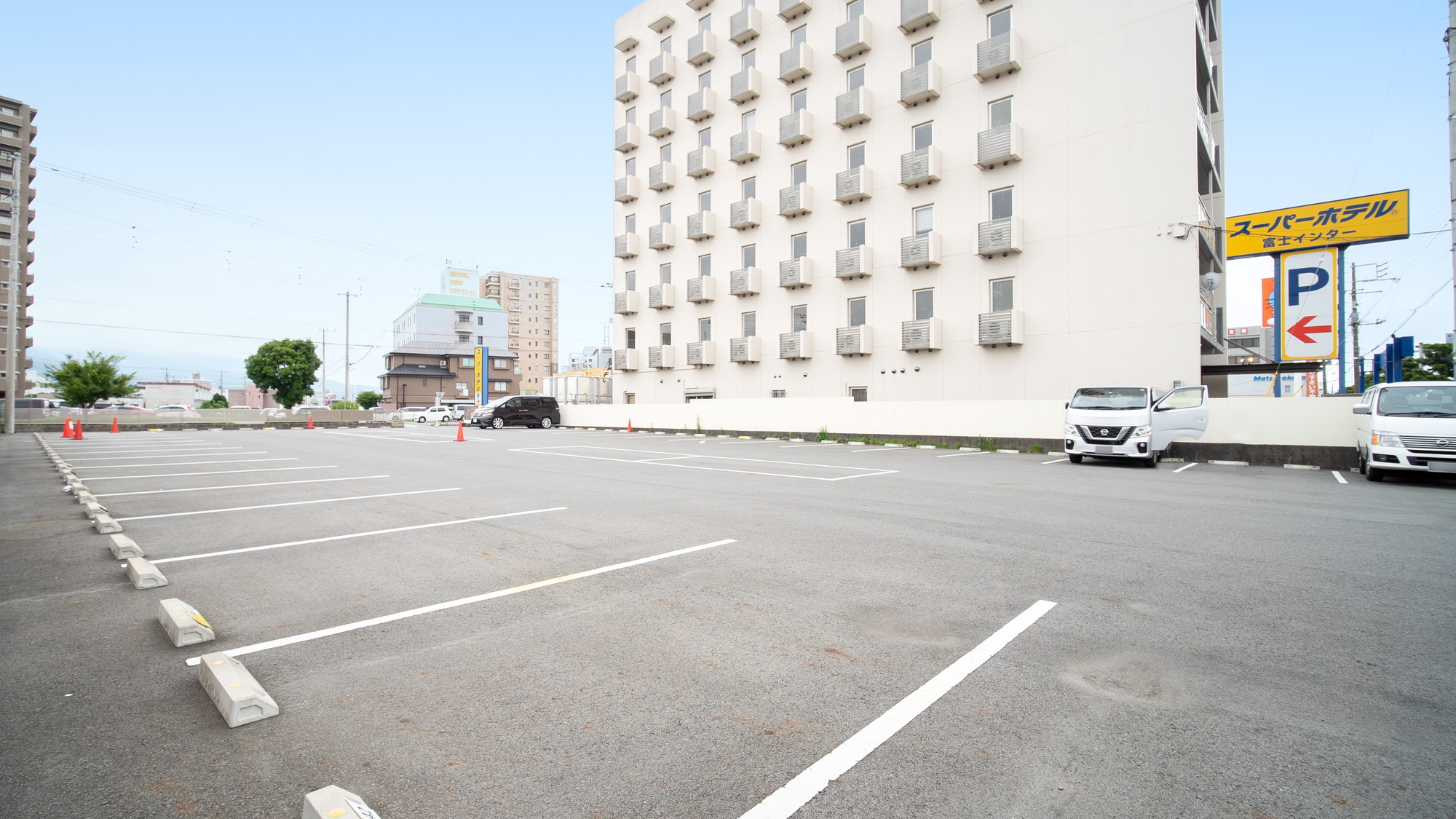 敷地内駐車場が満車の際には、提携先駐車場（無料）へご案内いたします