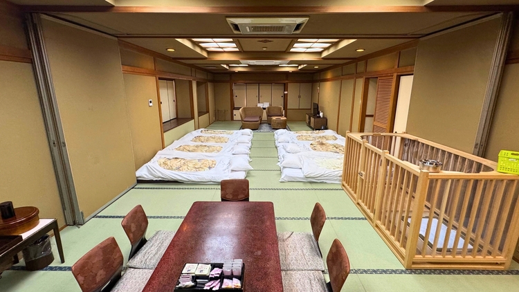 【28畳大部屋グループプラン】最大8名様定員のコーナールーム！総ひのき大型ゲージ付き！温泉街目の前♪