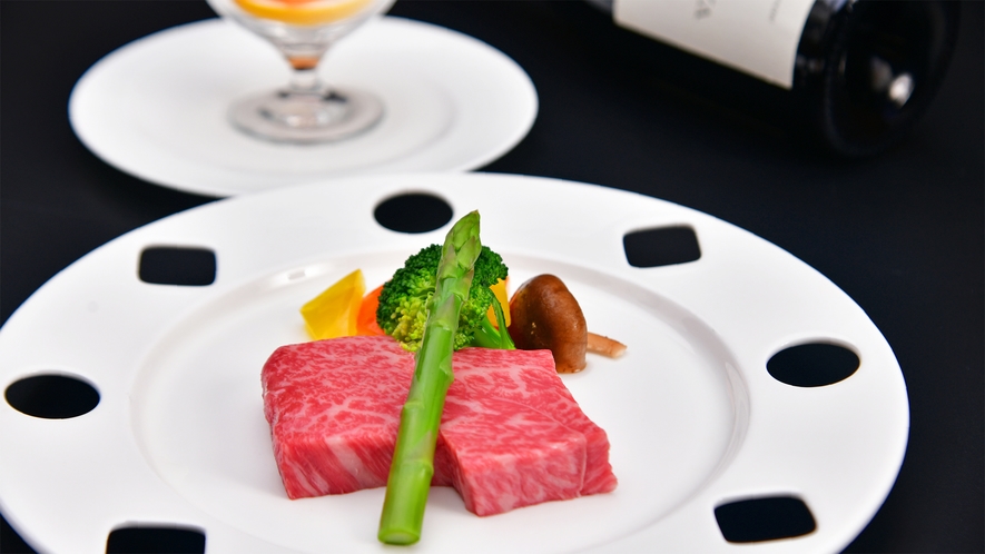 ◆食事　姉妹館アルメリアのお箸で食べる洋食コース　飛騨牛ステーキ