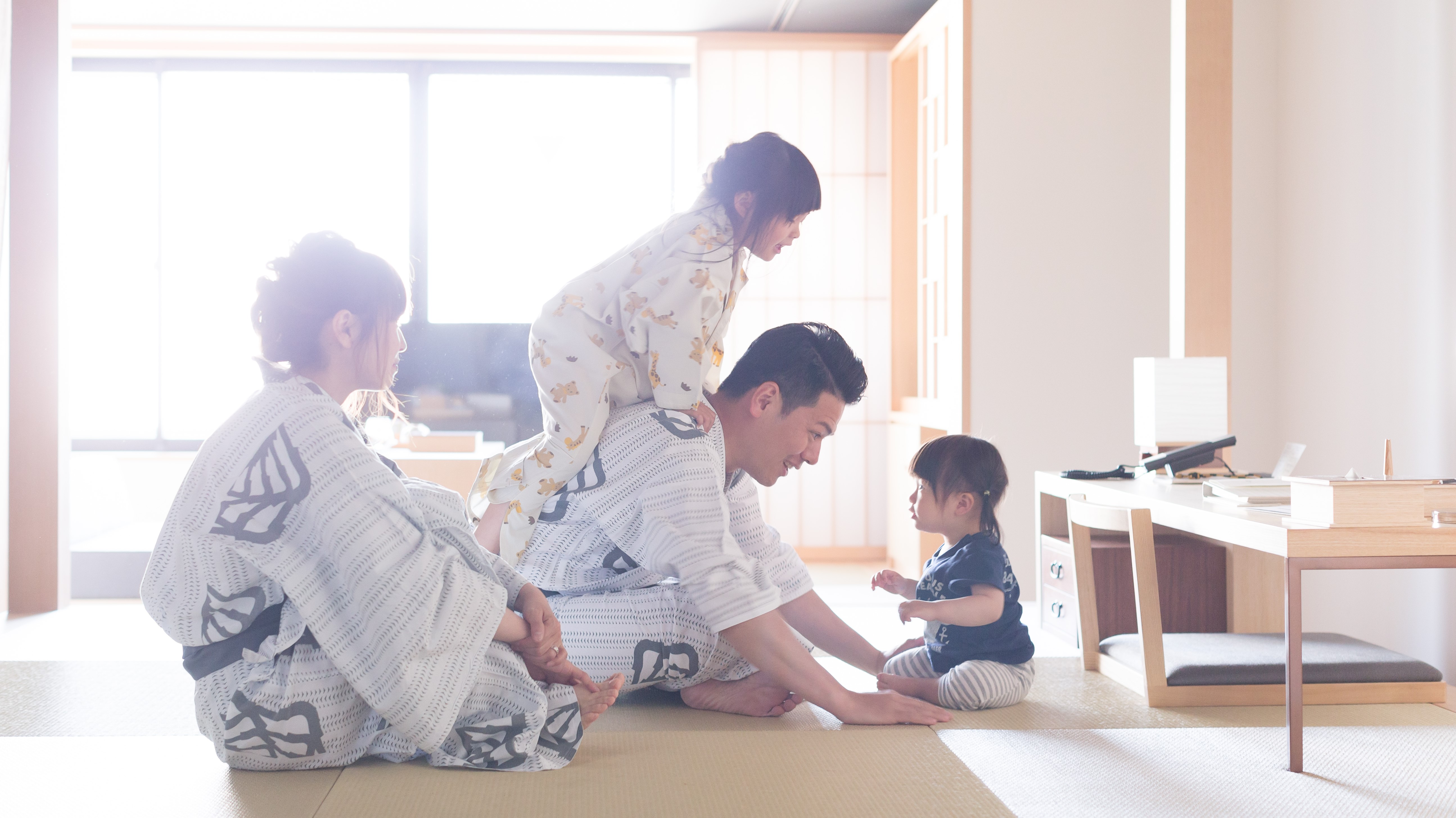 畳のリビングスペースで、家族全員が広々とお使いいただけます。（一部客室）
