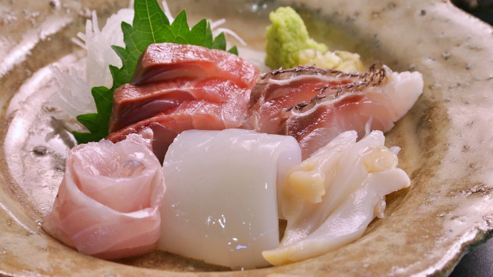 【1泊2食｜グレードアップ】日本海の旬会席を贅沢に｜料理師範が手がける特別会席×美肌の湯