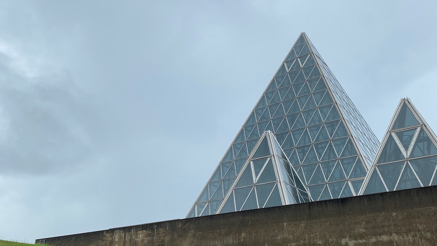 *【仁摩サンドミュージアム】当地出身の建築家、高松伸氏が設計した総ガラス張り大小６基のピラミッド。
