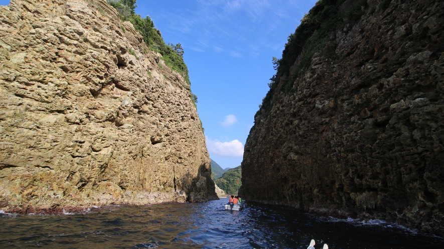 【遊覧の旅】船でしか行くことができない幻の港「古龍」。手つかずの天然の浜や岩場は当時の面影のまま。