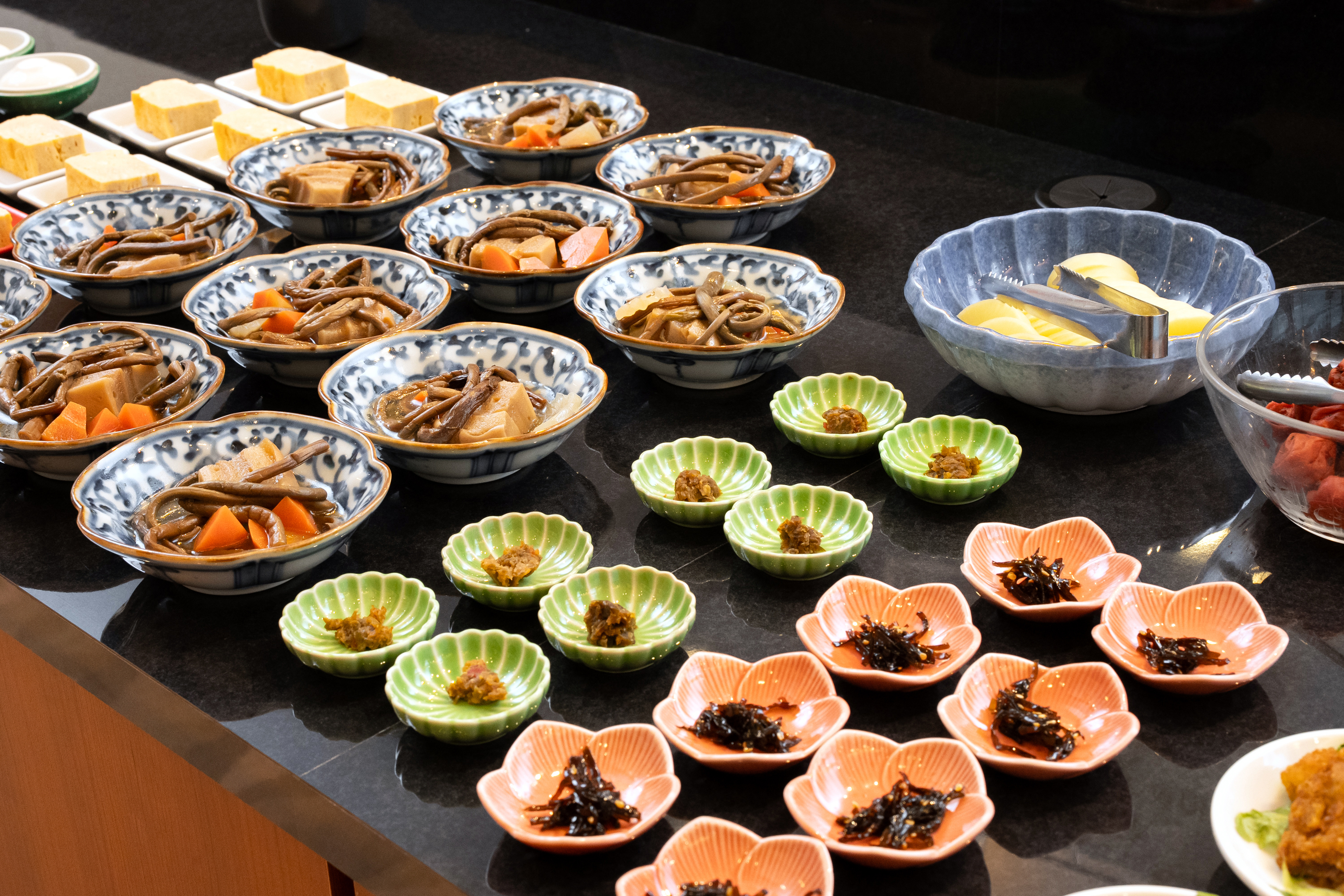 《朝食ビュッフェ》（小皿料理）