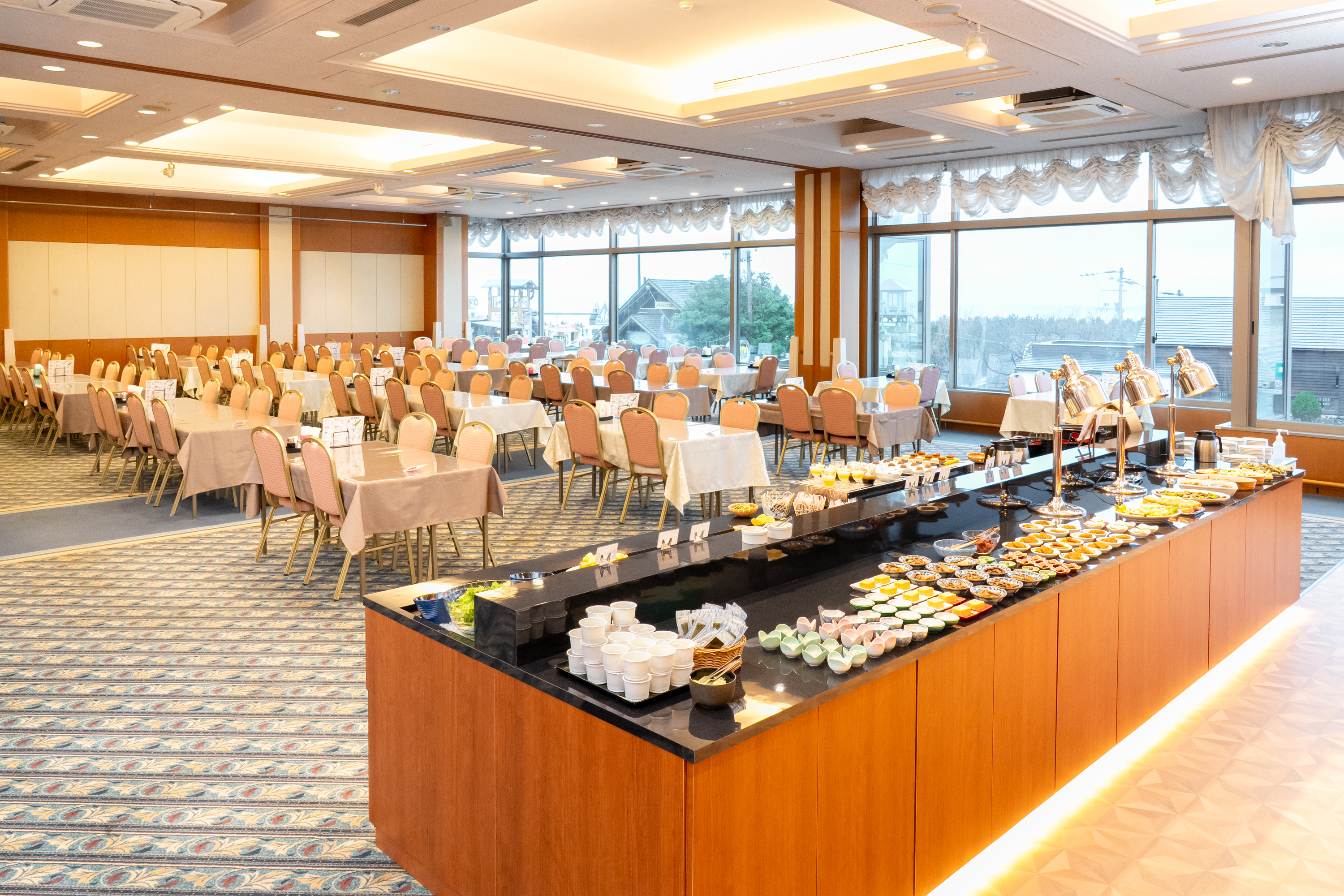 《朝食ビュッフェ》（会場全体）