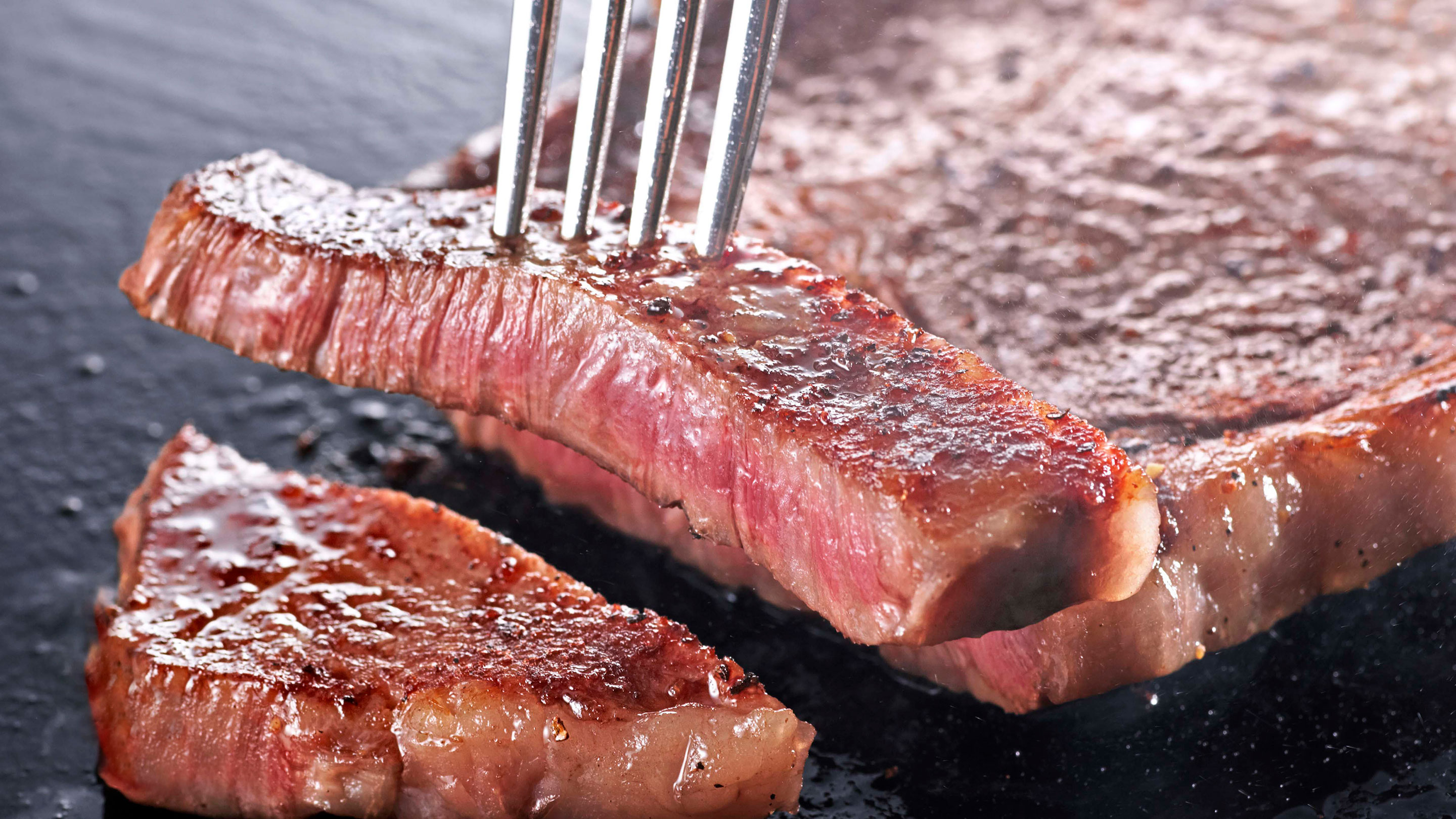 ビーフステーキ　※ステーキは調味牛脂を注入した加工肉です※イメージ