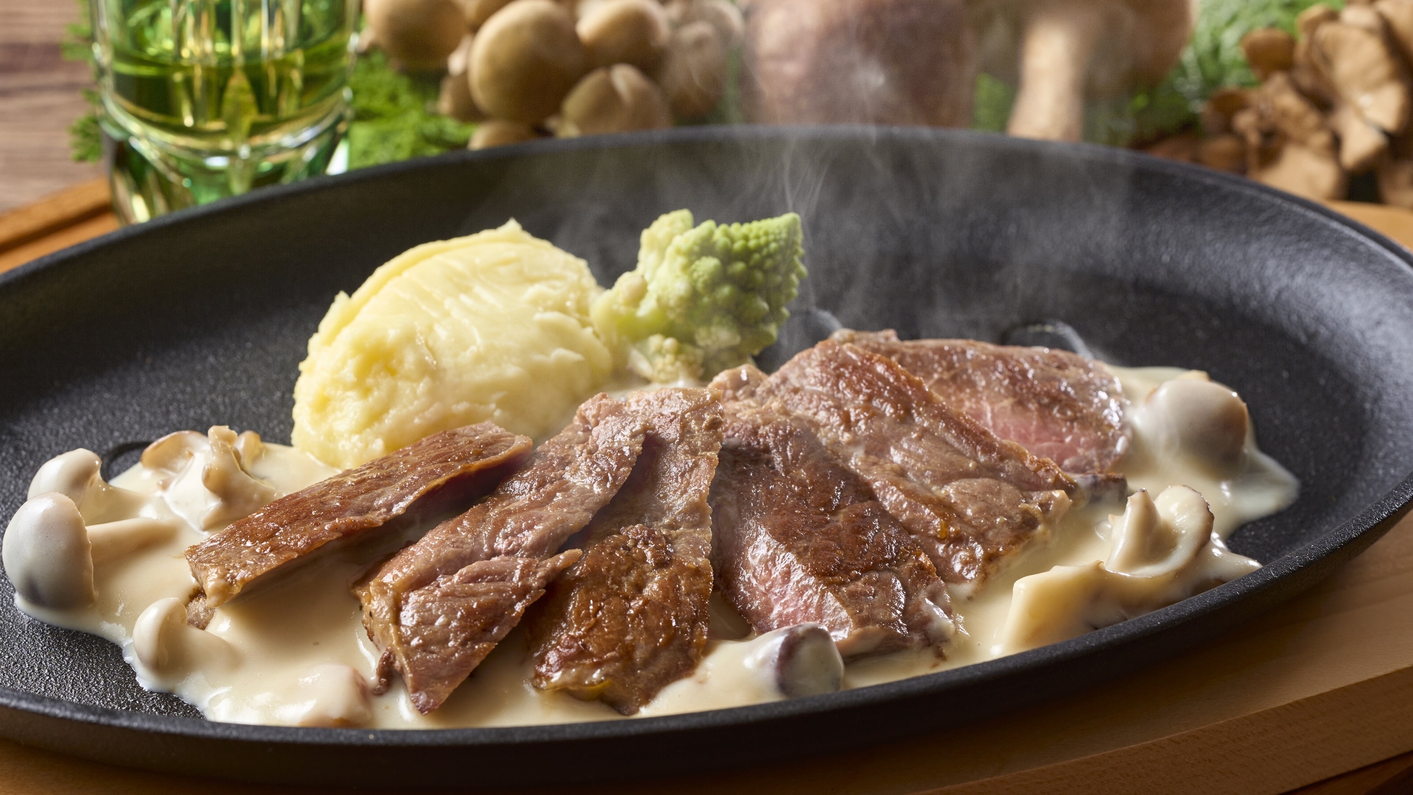 焼きたて サーロインステーキ 福井県産きのこのクリームソース（おすすめご当地グルメ）　※イメージ