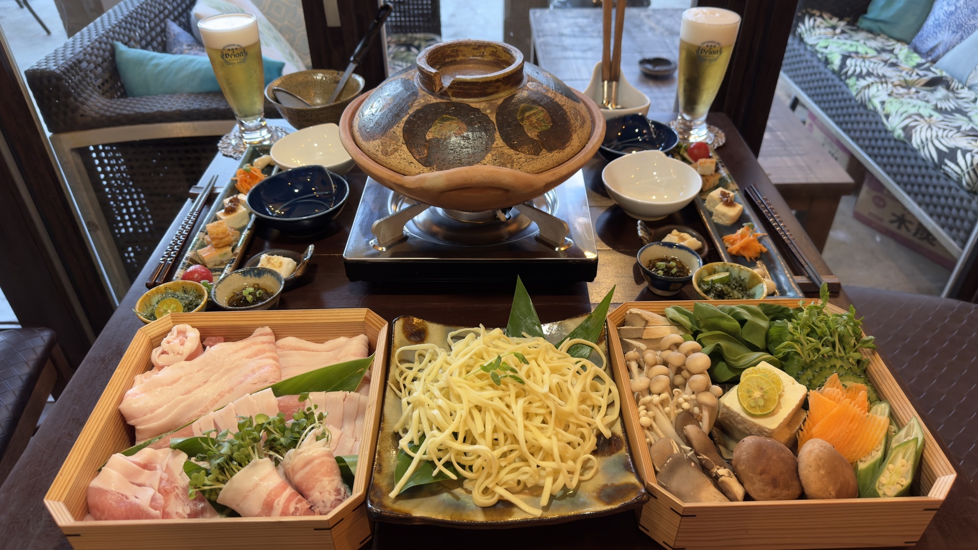 【朝・夕付き】琉球土鍋で食すアグー豚と島野菜たっぷりしゃぶしゃぶ、朝食はバスケットに入れてお届け