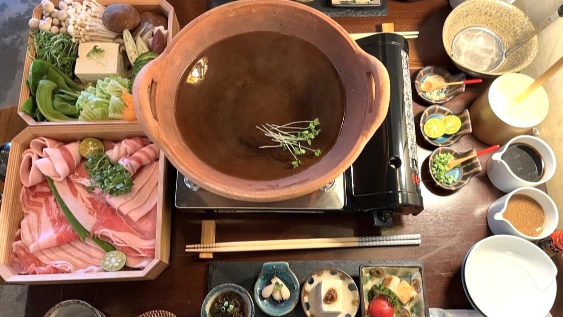 【朝・夕付き】琉球土鍋で食すアグー豚と島野菜たっぷりしゃぶしゃぶ、朝食はバスケットに入れてお届け