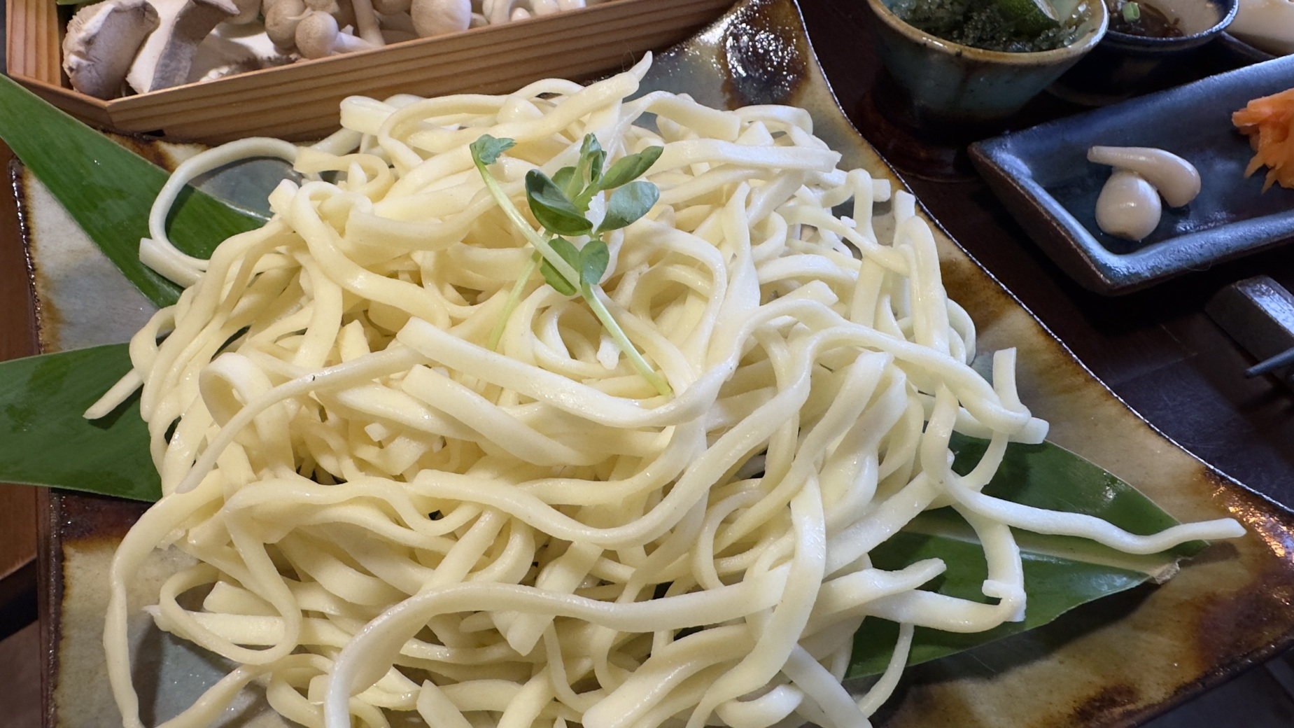 【朝・夕付き】琉球土鍋で食すアグー豚と島野菜たっぷりしゃぶしゃぶ、朝食はバスケットに入れてお届け