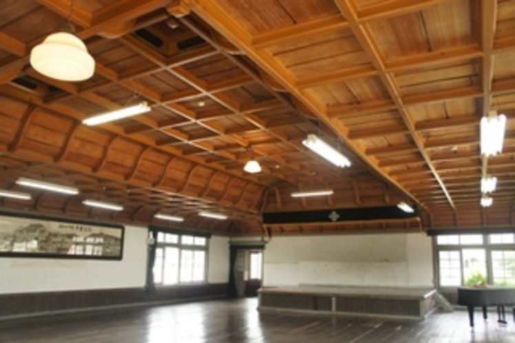 【校舎・内観】二重折り上げの洋風格（ごう）天井となっており、鏡板はすべて無節の檜柾目板です。