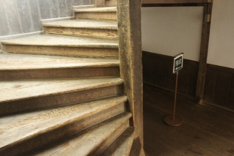 【校舎・階段】木造作りの階段は歩くときしむ音が・・・