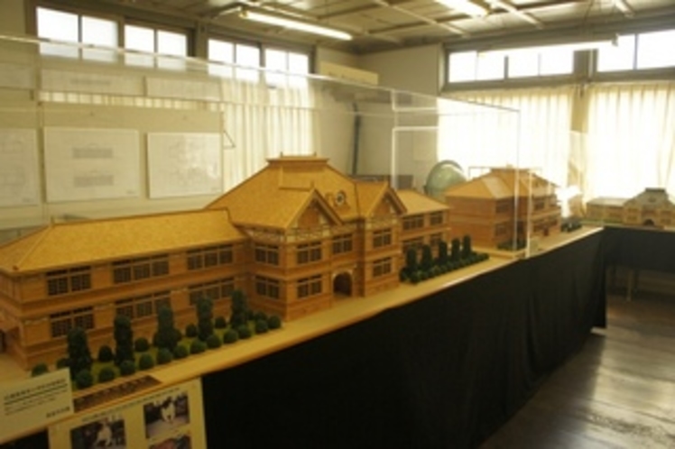 【展示物】校舎の全景の模型が展示されています。