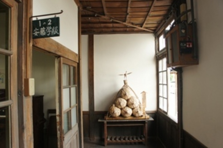 【校舎・内観】廊下に米俵が展示されています。