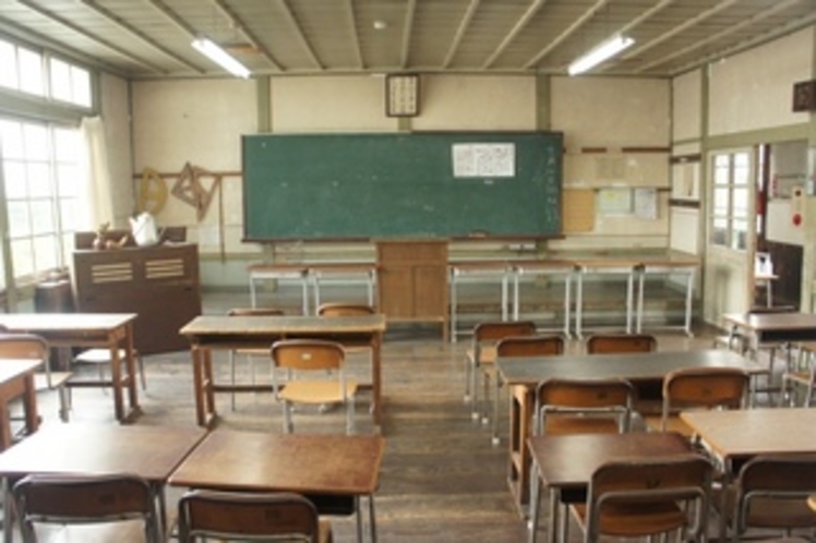 【校舎・内観】教室の全景。