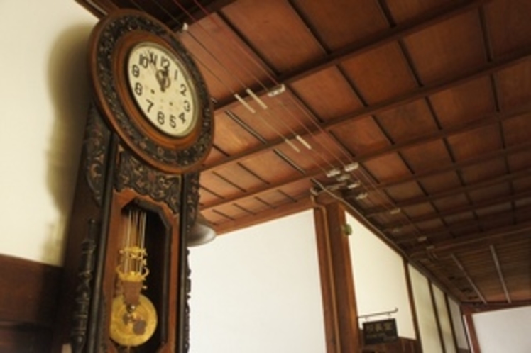 【校舎・時計】廊下にかかった時計もノスタルジックでいい雰囲気だしてます。