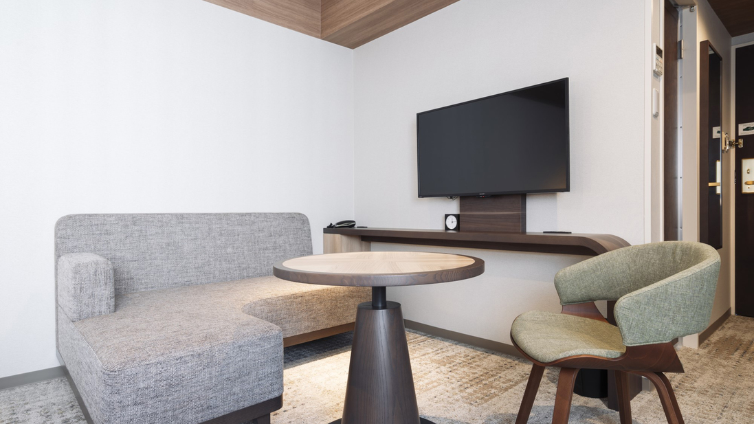 プレミアコーナーダブルルーム　広さ25.9平米　客室テーブルと椅子