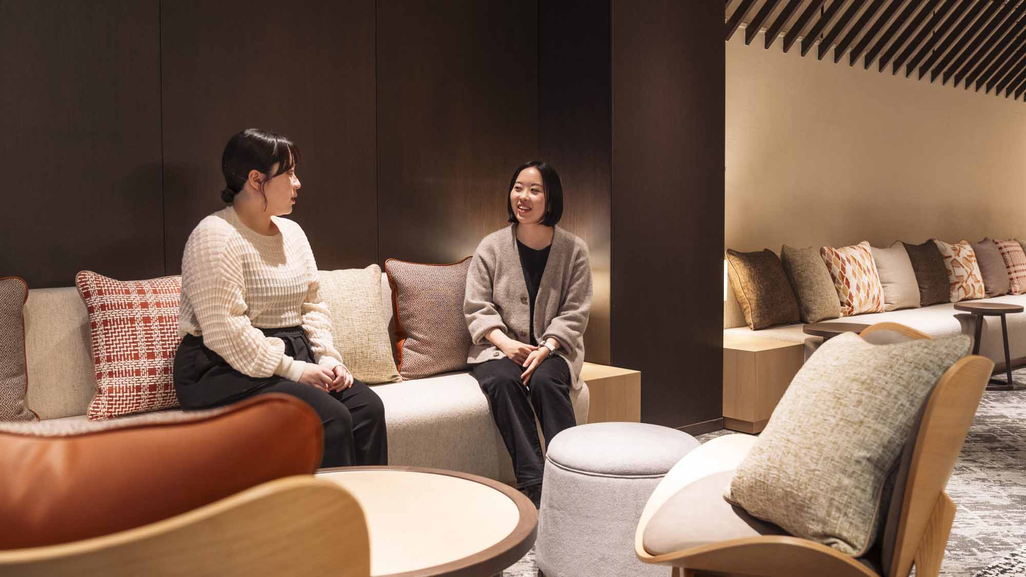 1階ロビー　北海道の自然豊かなイメージのウッドスタイルがほっとする「あたたかさ」を演出