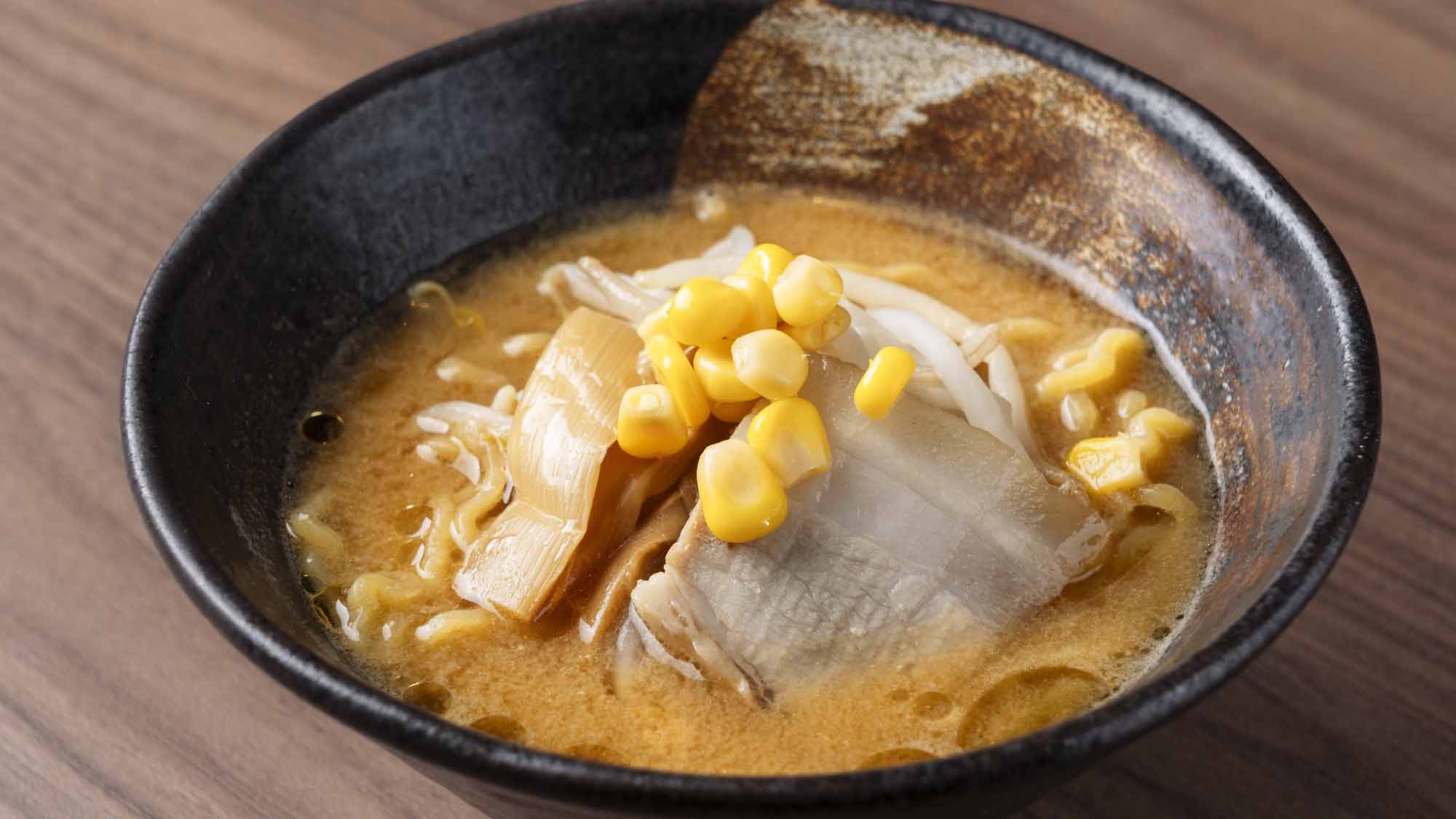 ～朝食～　味噌ラーメン　日替わりで醤油・塩・味噌を提供【お客様よりオーダー頂いてから出来立てを提供】