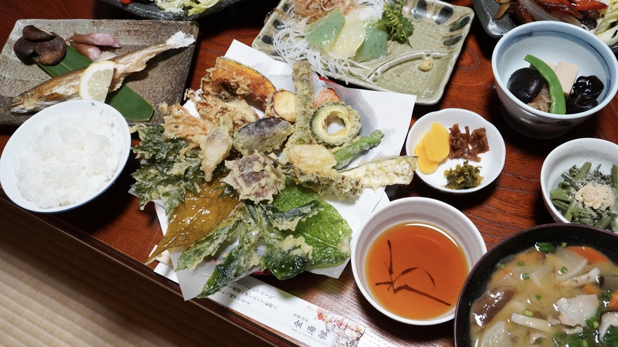 【特別販売！2間続きの広いお部屋】秘湯・霧積温泉の一軒宿。山の恵み中心の夕朝食付