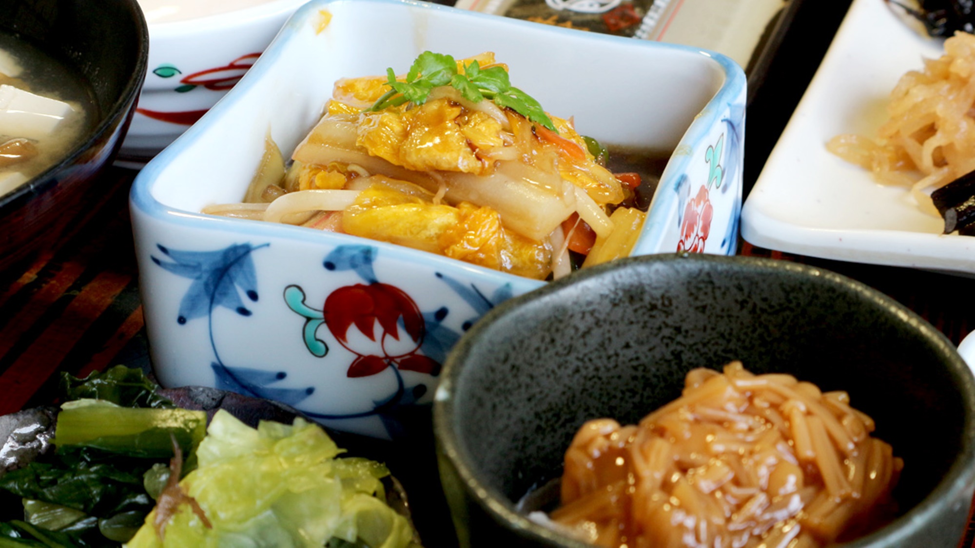 *朝食一例/なめたけや漬物、のり、気まぐれ一品など…その日しか食べられない献立もあるかもしれません。