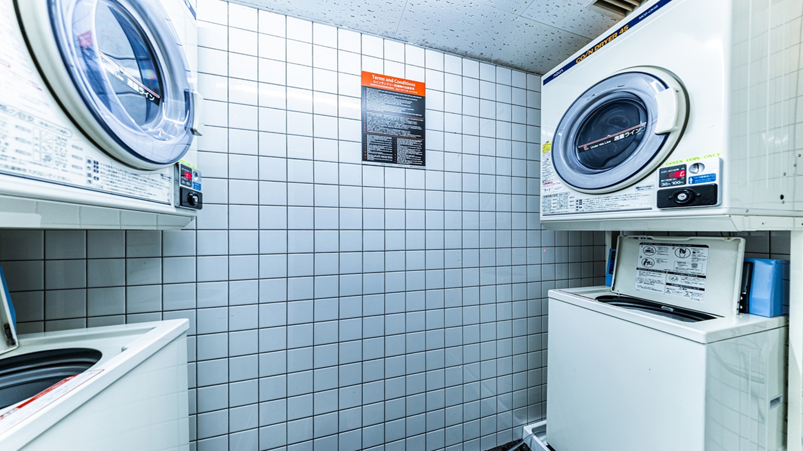 1階コインランドリー