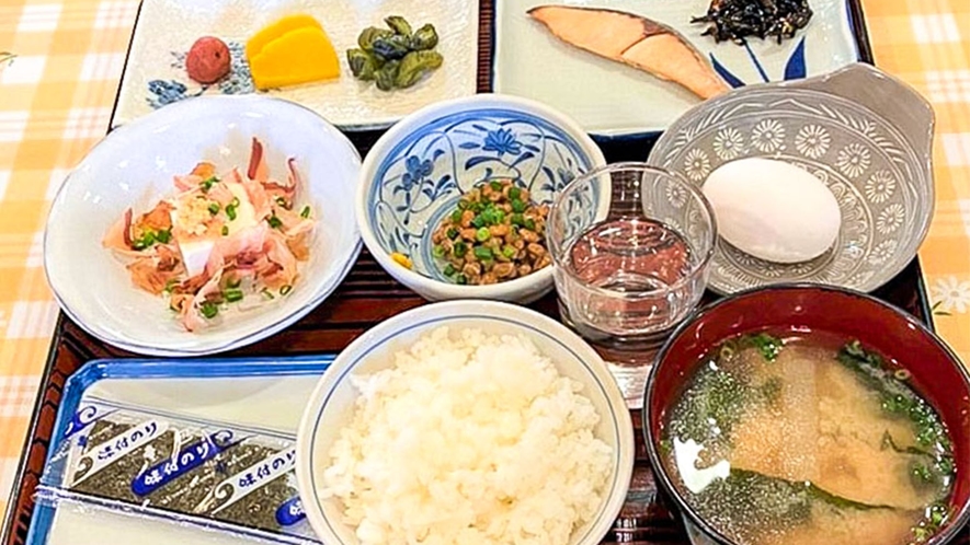 ・朝食一例：ご飯、味噌汁、焼き魚、のり、卵、納豆、漬物などが セットになっています