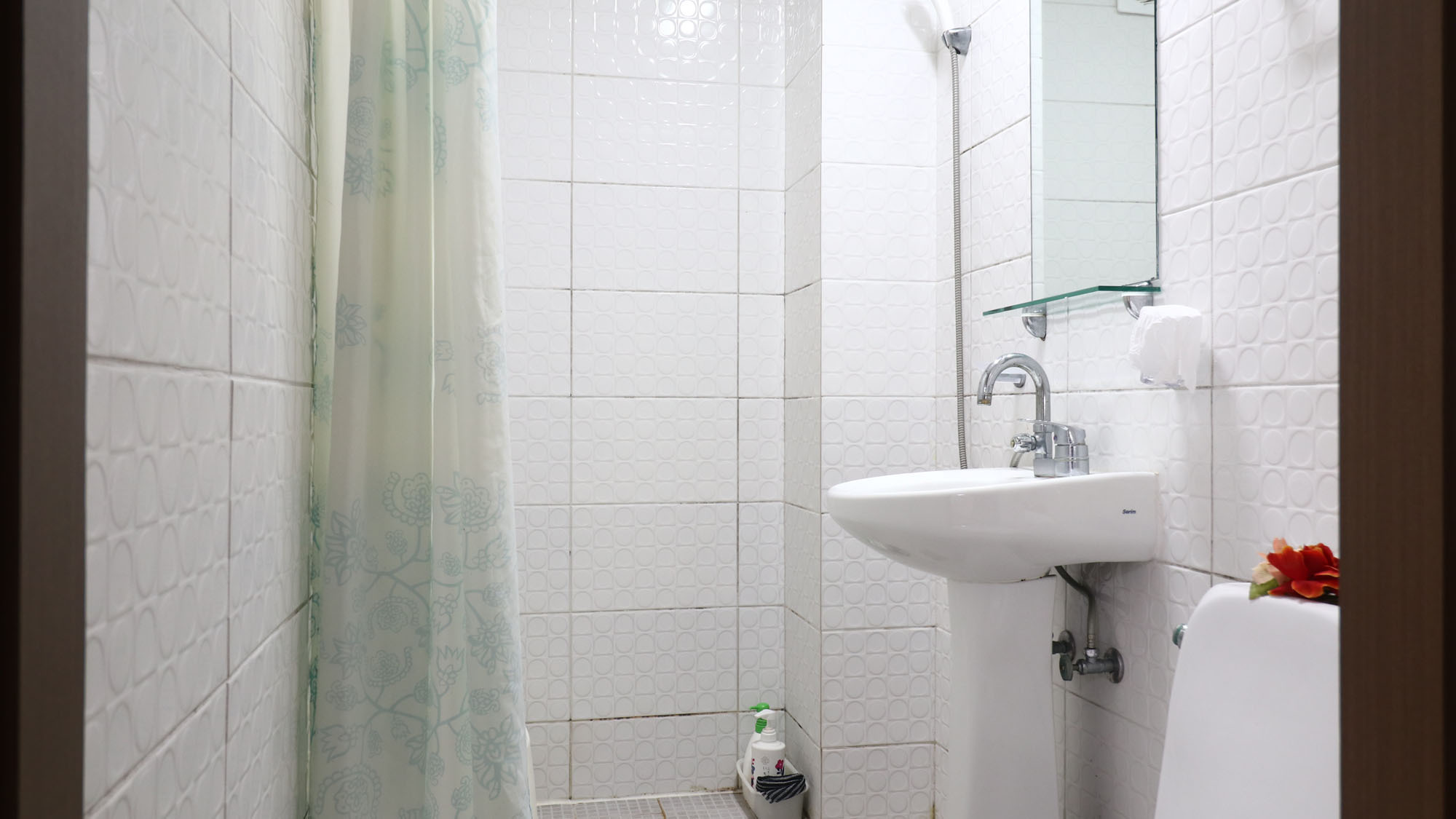【客室】洋室布団６名まで★シャワー・トイレ付き　シャワーとトイレは防水カーテンで仕切られています*