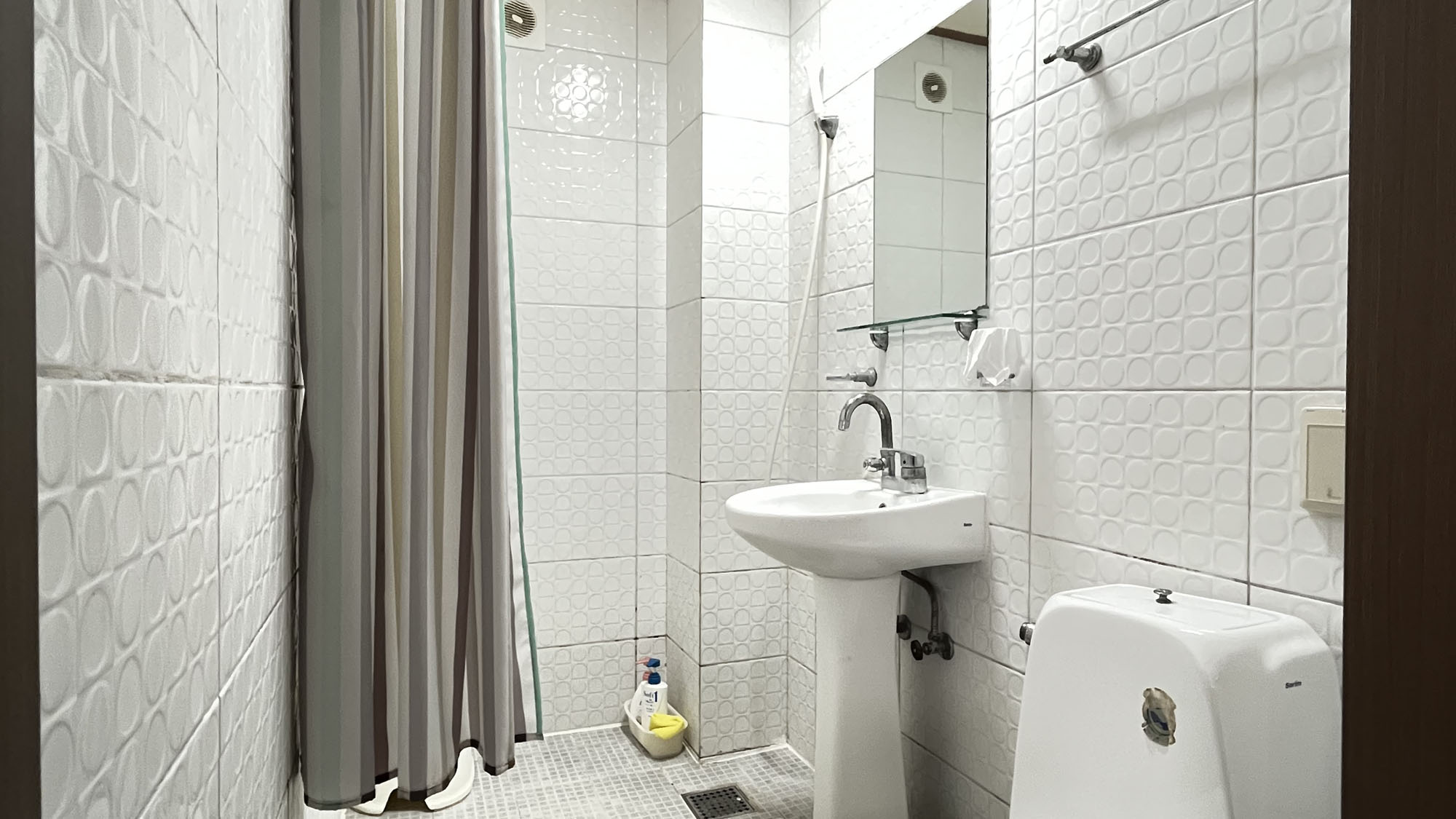 【客室】ツイン★シャワー・トイレ付き　シャワーとトイレは防水カーテンで仕切られています*