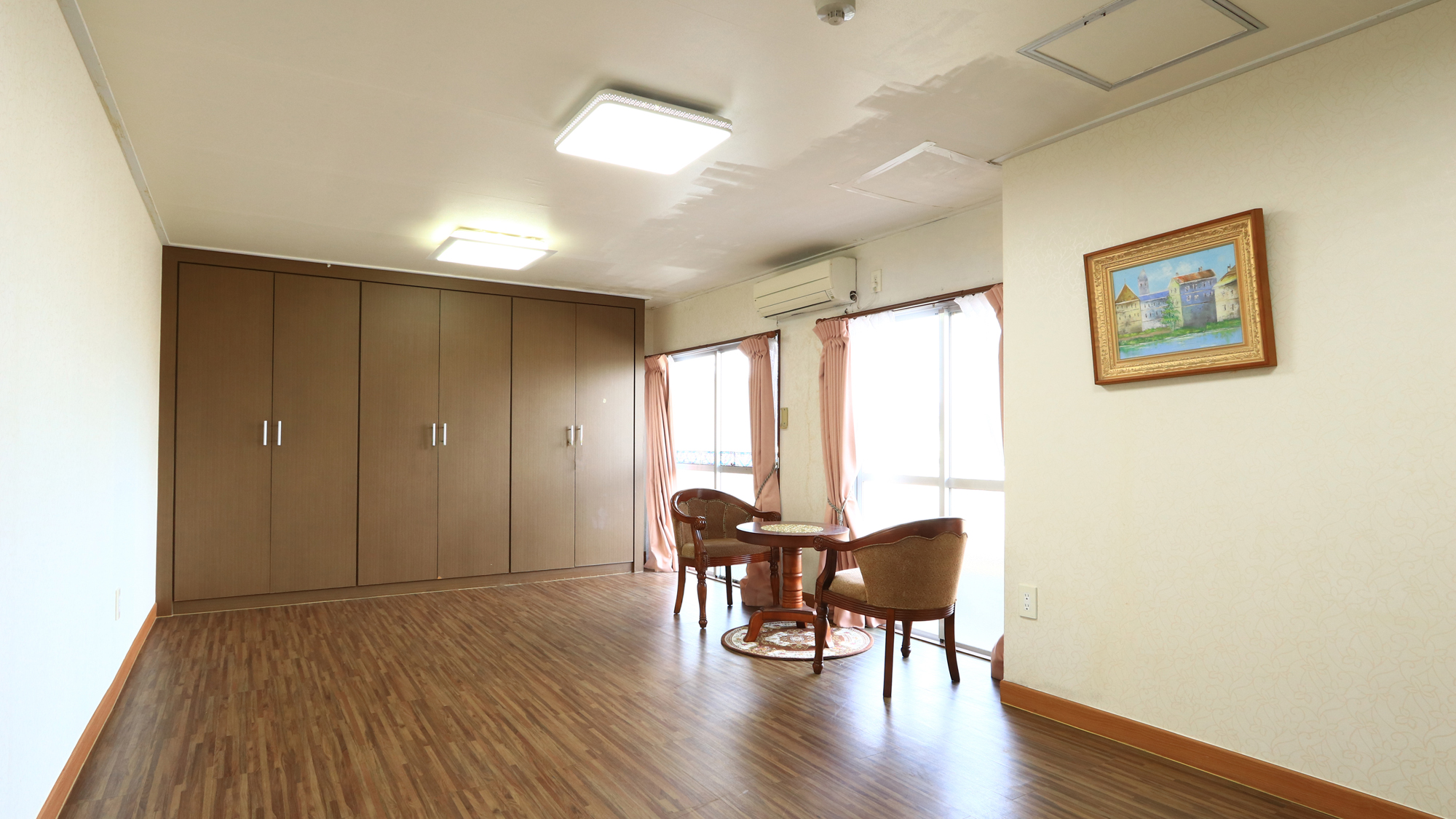 【客室】洋室布団６名まで★シャワー・トイレ付き　スーツケースを広げても余裕のある広々としたスペース*