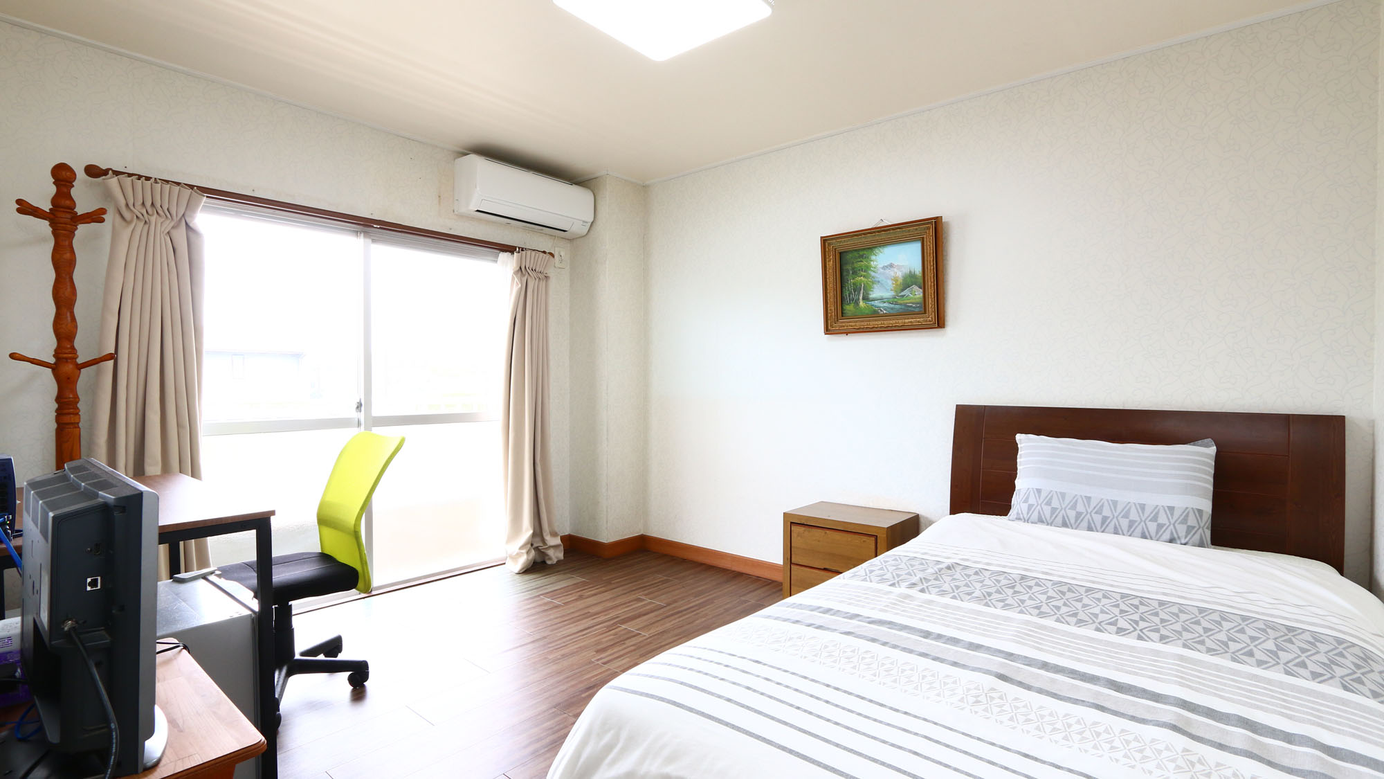 【客室】シングル★シャワー・トイレ付き　冷蔵庫やWi-Fiも完備