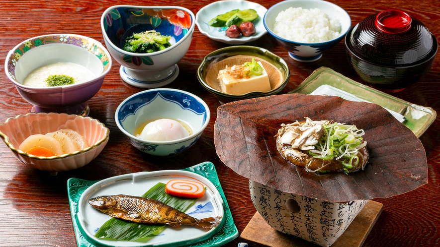 ・【朝食一例】朴葉味噌がついた栄養たっぷりの和朝食をご用意