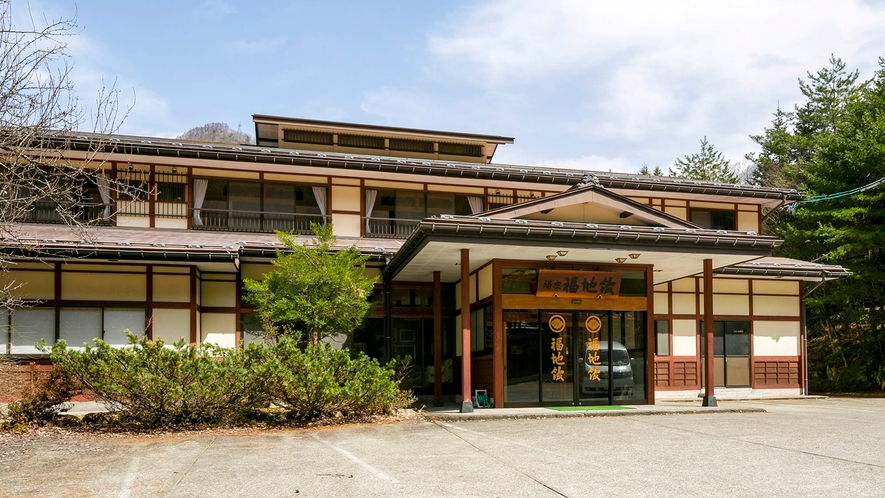 ・【外観】飛騨の四季折々の姿は絶景。山あいの小さな温泉地に位置しています