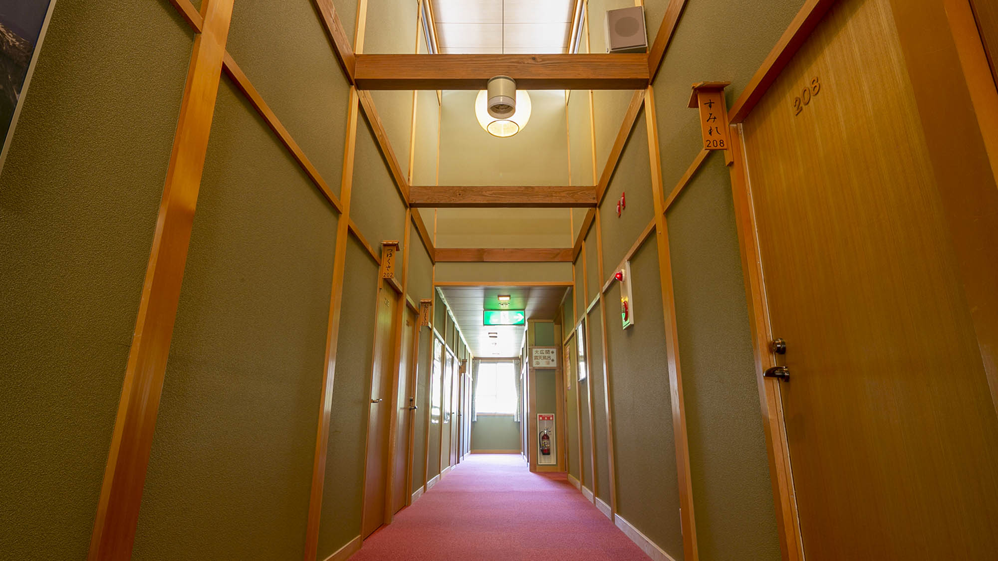 ・【内装】木のぬくもりあふれる館内の廊下