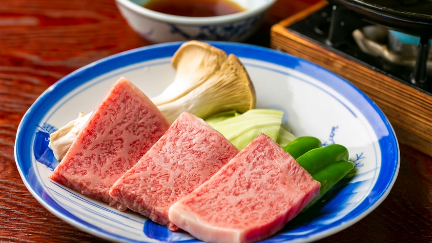 ・【夕食一例】飛騨牛の柔らかい陶板ステーキは絶品です