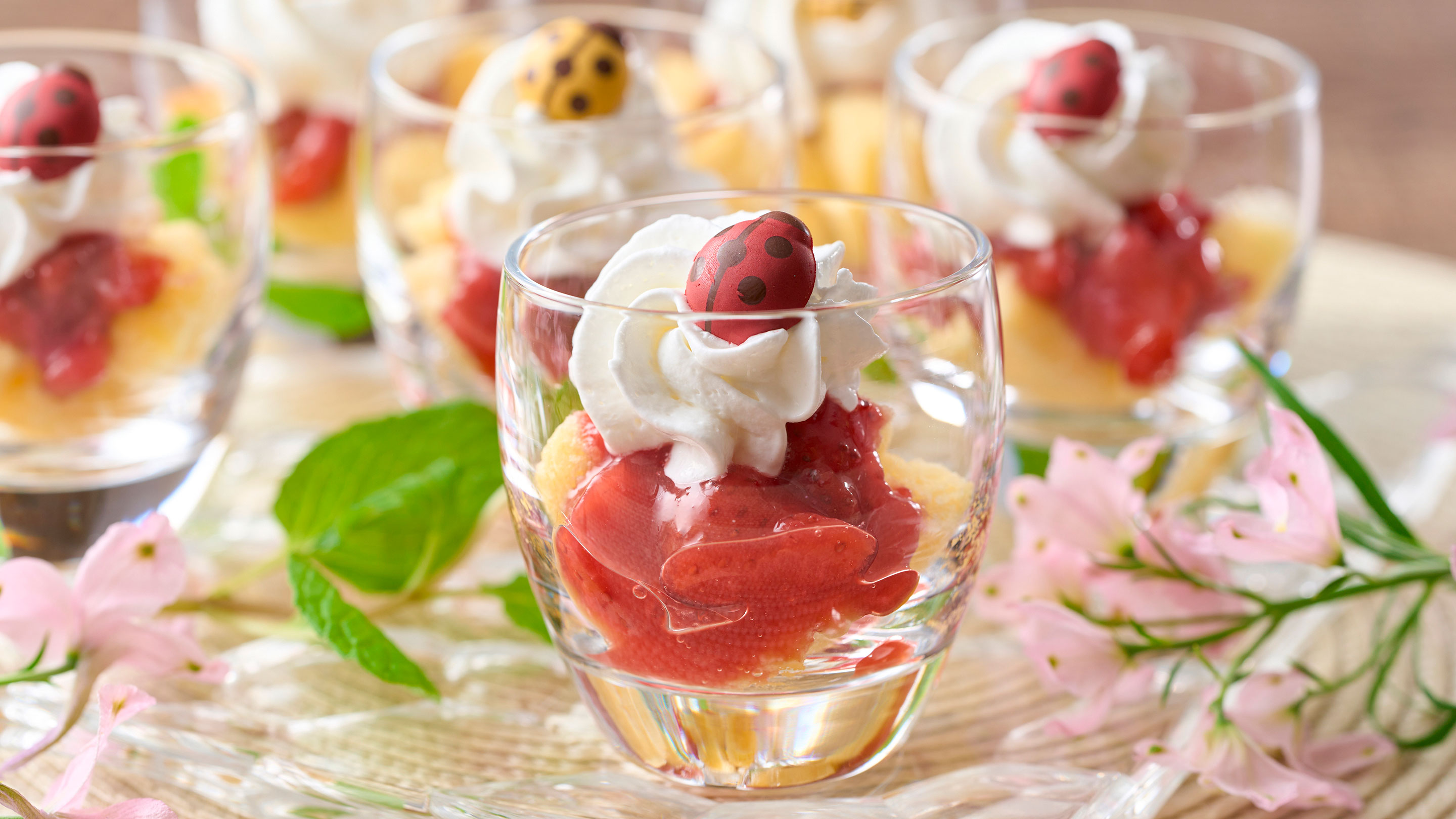 いちごのトライフル（4/8～6/30春のフェアメニュー）　※イメージ