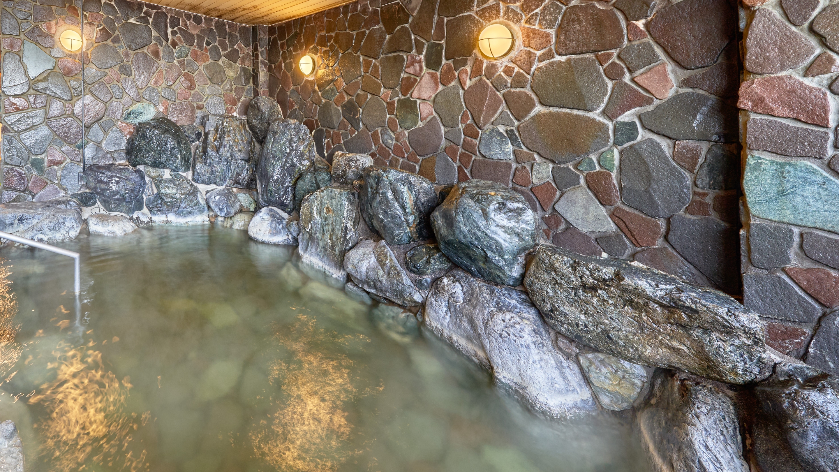 大浴場 恵比寿の湯 岩風呂（男女入替制）