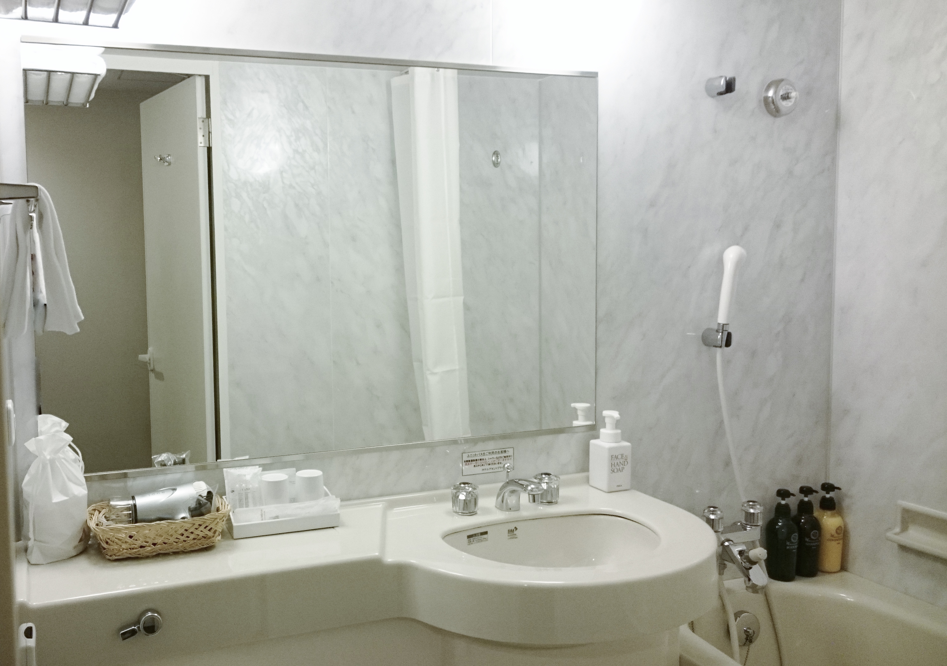 ツイン　ダブル　バスルーム　鏡アップ