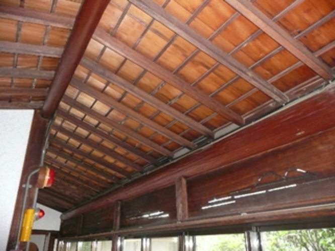 今では珍しい木造の天井です。