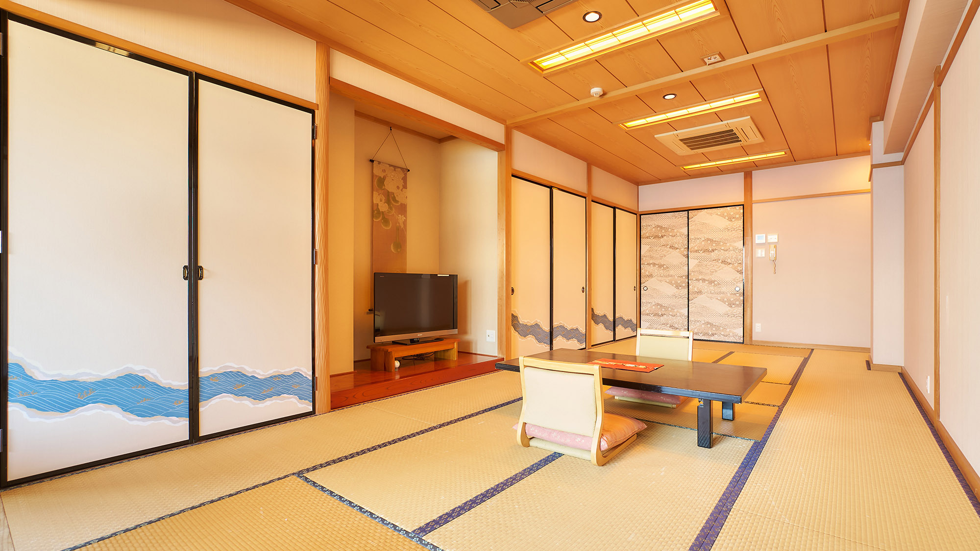 ・【客室／星】和室16畳＋約5畳広縁のゆったり空間です。ご家族やグループでの旅行にぴったりです