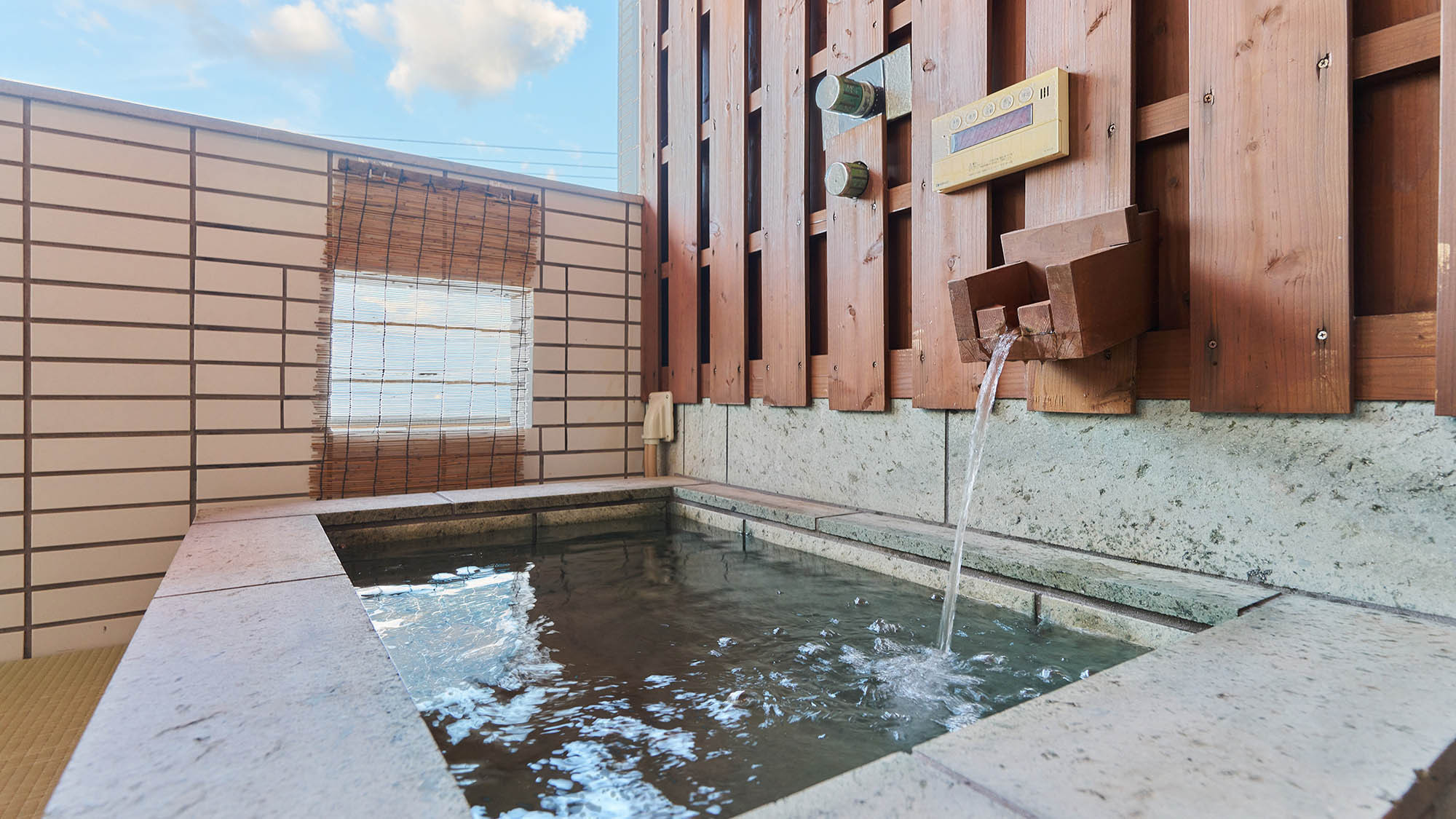 ・【客室／白砂】バルコニーの露天風呂は人工温泉となっております。体の芯までじっくりお温まりください