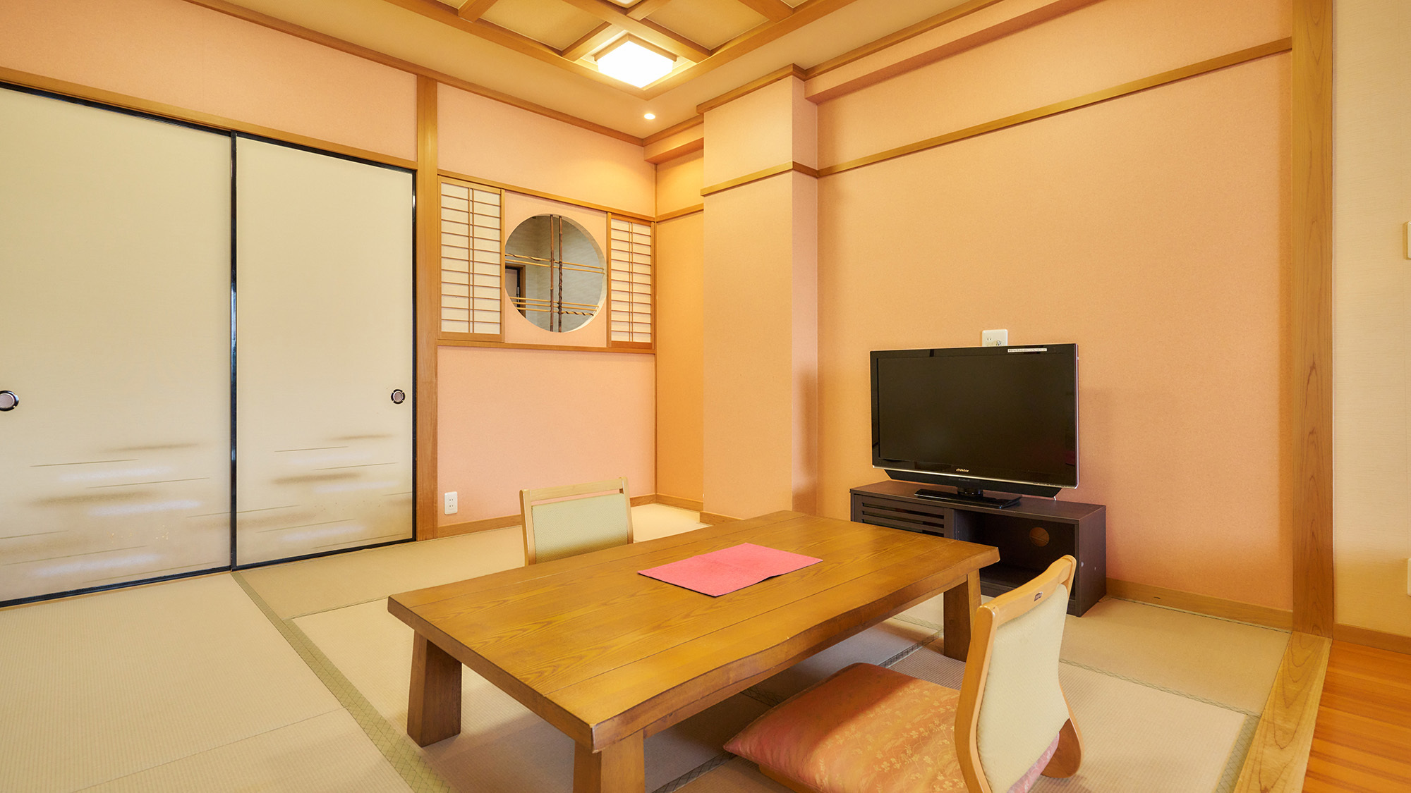 ・【客室／白砂】畳の間で横になってリラックス。畳ならではの温かみを感じながらお寛ぎいただけます